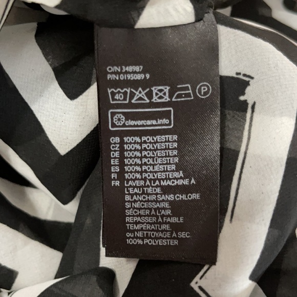 H&M Sleeveless Blouse Black White Chevron Pattern - Picture 6 of 8